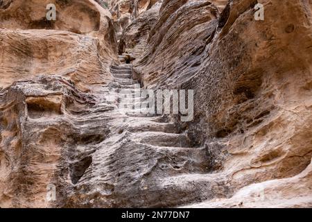 Petra, Jordanie. 10th févr. 2023. Escaliers à Pétra, un célèbre site archéologique en Jordanie sur 10 février 2023. Petra est un site classé au patrimoine mondial de l'UNESCO et l'une des sept merveilles du monde. C'est une ancienne capitale nabatéenne, aujourd'hui habitée par les bédouins de Bidoul. (Photo par Dominika Zarzycka/Sipa USA) crédit: SIPA USA/Alay Live News Banque D'Images