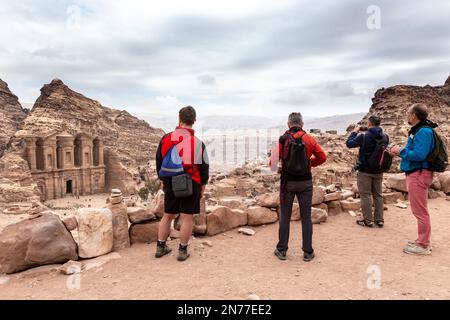 Petra, Jordanie. 10th févr. 2023. Les touristes regardent le monastère de Pétra, un célèbre site archéologique de Jordanie sur 10 février 2023. Petra est un site classé au patrimoine mondial de l'UNESCO et l'une des sept merveilles du monde. C'est une ancienne capitale nabatéenne, aujourd'hui habitée par les bédouins de Bidoul. (Photo par Dominika Zarzycka/Sipa USA) crédit: SIPA USA/Alay Live News Banque D'Images