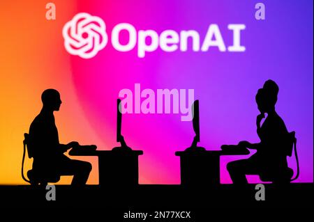 NEW YORK, ÉTATS-UNIS, 25. JANVIER 2023 : Open ai Web Developers at Work. Homme et femme ingénieurs logiciels assis dans un bureau ouvert. Logo de Open ai dans backgroun Banque D'Images