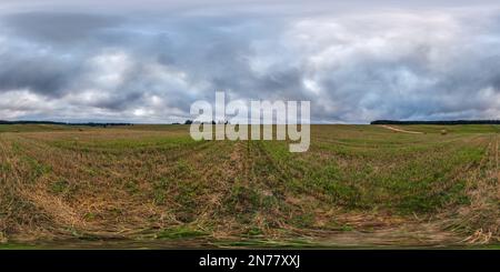 Vue panoramique à 360° de Vue panoramique 360 hdri parfaite entre les champs agricoles avec des nuages dans le ciel couvert en projection sphérique équirectangulaire, prête pour VR AR virtuel