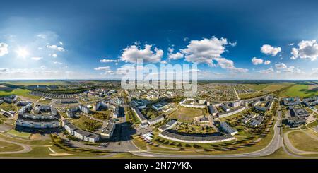 Vue panoramique à 360° de vue panoramique de 360 hdri sphérique sans couture aérienne au-dessus de la grande hauteur de la petite ville provinciale avec secteur privé et immeuble d'appartements en hauteur