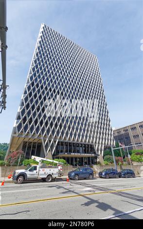 Centre-ville de Pittsburgh : le bâtiment des Métallurgistes Unis repose sur un exosquelette en acier pour le maintien – la grille de diamants en acier brillant n’est pas seulement pour les regards. Banque D'Images