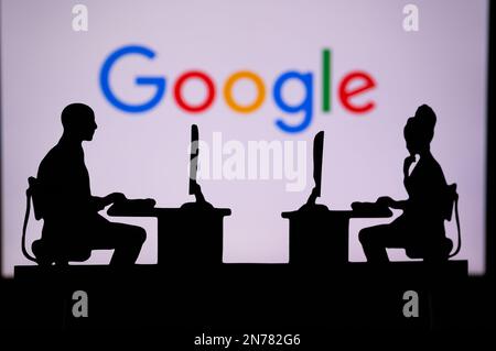 ROYAUME-UNI, LONDRES. 30 JANVIER 2023 : Google. Repousser les limites avec des logiciels de pointe : deux développeurs ont détouré le logo de la société en arrière-plan. Banque D'Images