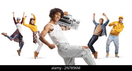 Un jeune africain américain dansant avec une boombox et d'autres jeunes dansant dans le dos isolé sur fond blanc Banque D'Images