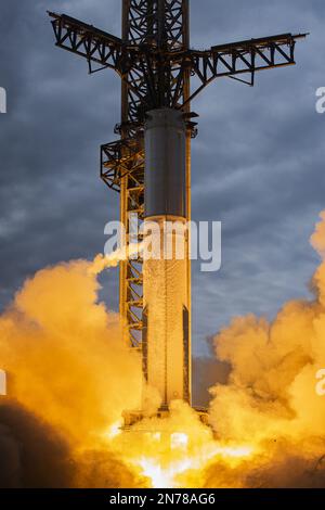 Boca Chica, États-Unis. 09th févr. 2023. Le super Heavy Booster 7 de SpaceX a réalisé un essai statique au feu de 31 moteurs Raptor, produisant 7,9 millions de livres de poussée (3 600 tonnes métriques), soit moins de la moitié de la capacité du booster, jeudi, 9 février 2023, à Starbase à Boca Chica, Texas. Photo par SpaceX/UPI crédit: UPI/Alay Live News Banque D'Images