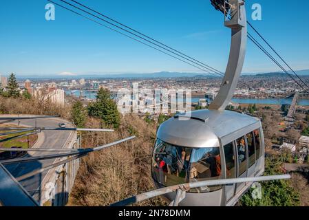 Tramway aérien transportant des personnes jusqu'au sommet de la colline à Portland, Oregon. Banque D'Images