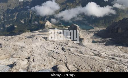 Une antenne de la montagne Marmolada et du lac Fedaia dans la chaîne des Dolomites du nord-est de l'Italie Banque D'Images