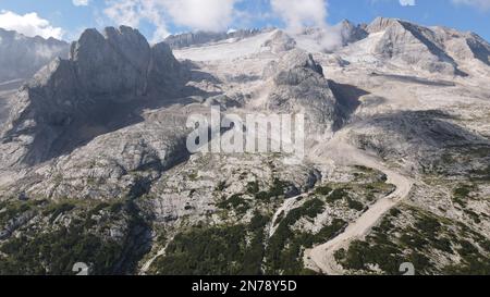 Une antenne de la montagne Marmolada et des arbres dans le massif des Dolomites, dans le nord-est de l'Italie Banque D'Images