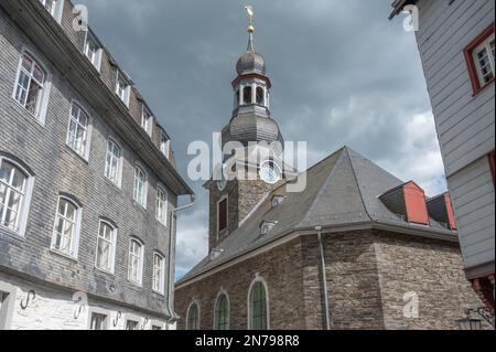 L''Evangelische Stadtkirche Monschau est une église située à Monschau, dans la région d''Aix-la-Chapelle, en Rhénanie-du-Nord-Westphalie Banque D'Images