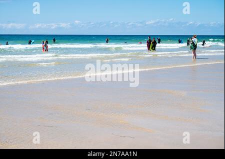 Perranporth, Royaume-Uni - 1 juin 2022: Gens sur la plage de sable à Cornwall, sud-ouest, Royaume-Uni. Vue sur la plage, mer bleue. Mise au point sélective Banque D'Images