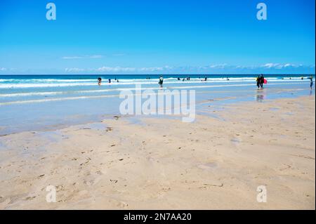 Perranporth, Royaume-Uni - 1 juin 2022: Gens sur la plage de sable à Cornwall, sud-ouest, Royaume-Uni. Vue sur la plage, mer bleue. Mise au point sélective Banque D'Images