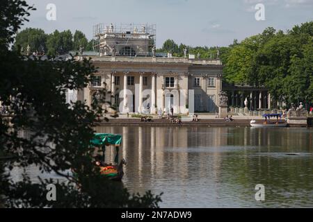 Le Palais sur l'île dans le parc Lazienki, Varsovie, Pologne d'un lac Banque D'Images