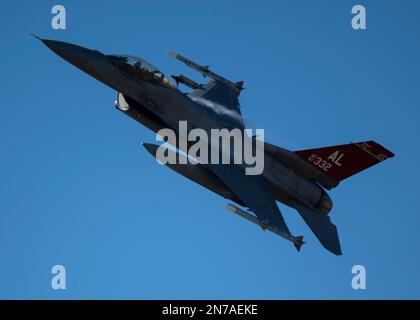 Un faucon de combat F-16 de la 187th Fighter Wing, Alabama Air National Guard, survole la base aérienne de Maxwell, Alabama, le 4 février 2023. Le capitaine Daniel Nama, pilote du 377th Fighter Squadron, vole son dernier vol avec le 187th FW avant de quitter l'unité. (É.-U. Photo de la Garde nationale aérienne par Tech. Sgt Jeffery Foster) Banque D'Images