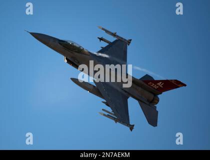 Un faucon de combat F-16 de la 187th Fighter Wing, Alabama Air National Guard, survole la base aérienne de Maxwell, en Alabama, le 4 février 2023. Le capitaine Daniel Nama, pilote du 377th Fighter Squadron, vole son dernier vol avec le 187th FW avant de quitter l'unité. (É.-U. Photo de la Garde nationale aérienne par Tech. Sgt Jeffery Foster) Banque D'Images
