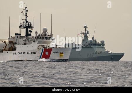 USCGC Spencer (WMEC 905) vole aux côtés du navire de patrouille offshore de classe météorologique espagnole ESPS Audaz (P-45) dans l'océan Atlantique, le 5 février 2023. Spencer est en cours de déploiement aux États-Unis Zone de responsabilité des forces navales en Afrique, employée par les États-Unis Sixième flotte, pour mener une formation, des exercices et des opérations conjointes de sécurité maritime avec les partenaires AFRICOM à l'appui des intérêts américains à l'étranger, des partenariats régionaux et pour renforcer la gouvernance maritime internationale. (É.-U. Photo de la Garde côtière par Petty Officer 3rd Class Mikaela McGee) Banque D'Images