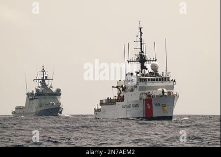 USCGC Spencer (WMEC 905) vole en formation avec le navire de patrouille offshore de classe météorologique espagnole ESPS Audaz (P-45) dans l'océan Atlantique, le 5 février 2023. Spencer est en cours de déploiement aux États-Unis Zone de responsabilité des forces navales en Afrique, employée par les États-Unis Sixième flotte, pour mener une formation, des exercices et des opérations conjointes de sécurité maritime avec les partenaires AFRICOM à l'appui des intérêts américains à l'étranger, des partenariats régionaux et pour renforcer la gouvernance maritime internationale. (É.-U. Photo de la Garde côtière par Petty Officer 3rd Class Mikaela McGee) Banque D'Images
