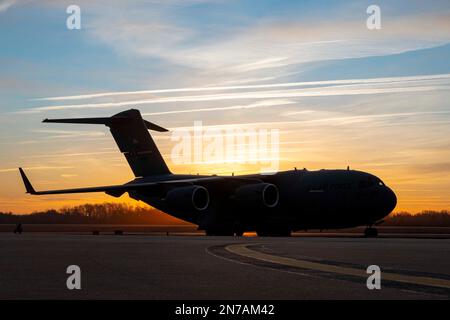 Un avion C-17 Globemaster III sur la ligne de vol de l'aile du 167th Airlift, Martinsburg (Virginie-Occidentale), le 5 février 2023. Le C-17 est l'avion cargo le plus souple de la Force aérienne, capable de livrer des troupes et du fret, d'effectuer des missions de transport aérien tactique et de chute d'air et de transporter des patients pendant les évacuations aéromédicales. (É.-U. Photo de la Garde nationale aérienne par le Sgt Timothy Sencindiver) Banque D'Images