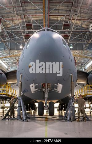 Les responsables du groupe de maintenance 167th lèvent un avion C-17 Globemaster III à l'aide d'un système de levage hydraulique lors d'une vérification des opérations de rotation des engrenages à l'aile Airlift 167th, Martinsburg, Virginie-Occidentale, le 5 février 2023. Cette inspection est effectuée chaque année afin d'assurer la sécurité et l'intégrité du train d'atterrissage et des systèmes hydrauliques de l'avion. (É.-U. Photo de la Garde nationale aérienne par le sergent d'état-major Edward Michon) Banque D'Images