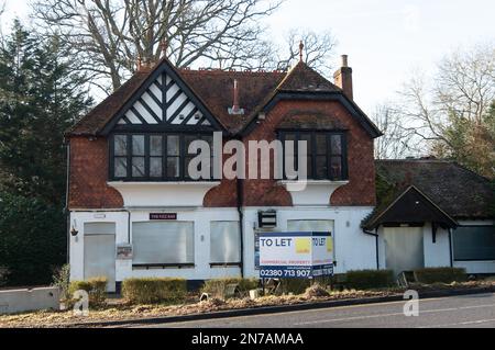 Ascot, Berkshire, Royaume-Uni. 10th février 2023. L'ancien bar Fizz d'Ascot reste à laisser après sa fermeture. En 2022, plus de 32 pubs ferment en Angleterre et au pays de Galles chaque mois, le coût du gaz, de l'électricité, de la nourriture, du personnel, de la nourriture et des boissons se poursuit à un taux inabordable pour de nombreuses entreprises. Crédit : Maureen McLean/Alay Banque D'Images