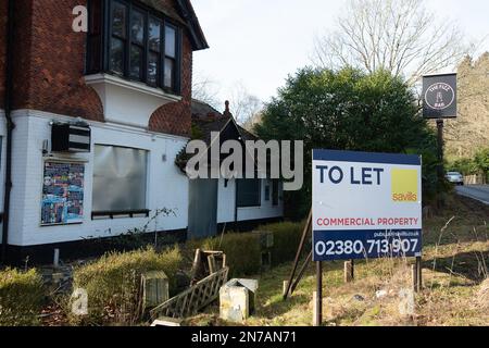 Ascot, Berkshire, Royaume-Uni. 10th février 2023. L'ancien bar Fizz d'Ascot reste à laisser après sa fermeture. En 2022, plus de 32 pubs ferment en Angleterre et au pays de Galles chaque mois, le coût du gaz, de l'électricité, de la nourriture, du personnel, de la nourriture et des boissons se poursuit à un taux inabordable pour de nombreuses entreprises. Crédit : Maureen McLean/Alay Banque D'Images