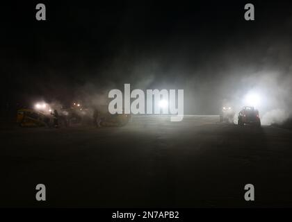 ÉTATS-UNIS Les aviateurs de la Force aérienne affectés à l'escadron du génie civil (ces) 8th utilisent de l'équipement lourd dans le cadre d'une formation rapide sur la réparation des dommages sur les terrains d'aviation à la base aérienne de Kunsan, République de Corée, le 7 février 2023. Les aviateurs ces 8th ont démontré leur capacité à réagir rapidement à un cratère de piste simulé et à corriger l'obstacle à la mission. (É.-U. Photo de la Force aérienne par le sergent d'état-major Isaiah J. Soliz) Banque D'Images