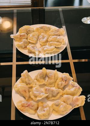 Des assiettes avec des boulettes et des cerises sont sur la table dans la cuisine Banque D'Images