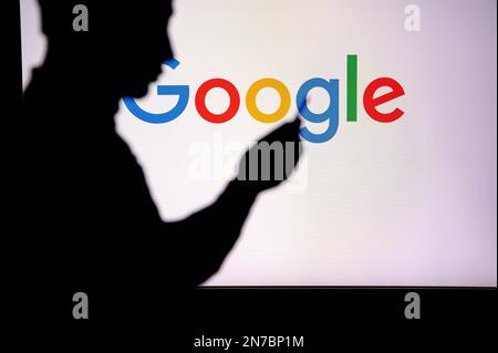 JAPON, TOKYO. 30 JANVIER 2023 : Google. Libérer la puissance d'Internet : Silhouetted Man utilise une application innovante pour naviguer Banque D'Images