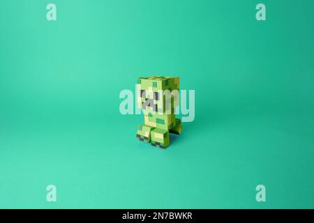 Papuraft d'un personnage de jeu vidéo isolé de Minecraft, Creeper. Maquette en papier vert de couleur Banque D'Images