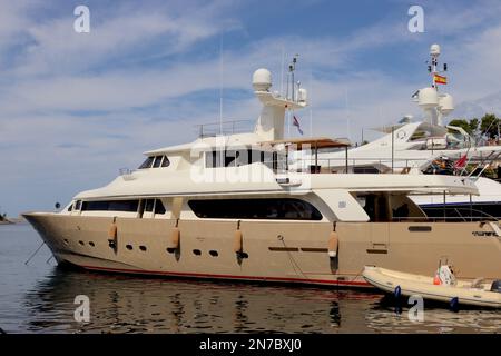 Le Superyacht de 31 mètres Ferretti construit "imagine" - disponible à la location dans l'Adriatique autour de la Croatie, vu au port de Cavtat, septembre 2022. Banque D'Images