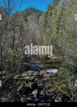 Cours d'eau près de la cascade de Fecha de Barjas (également connue sous le nom de cascade de Tahiti) dans les montagnes du parc national de Peneda-Geres, Portugal. Banque D'Images