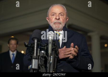 Washington DC, États-Unis. 10th févr. 2023. Le président brésilien Luiz Inácio Lula da Silva s'adresse aux journalistes après avoir rencontré les États-Unis Le président Joe Biden dans le bureau ovale de la Maison Blanche à Washington, DC, vendredi, 10 février 2023. Photo de Ken Cedeno/UPI crédit: UPI/Alay Live News Banque D'Images