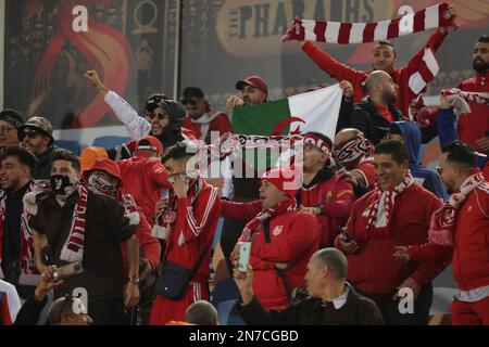 LE CAIRE, ÉGYPTE - 10 février 2023 - les fans du club algérien CR Belouizdad lors du match de groupe de la Ligue des champions de la CAF entre Zamalek SC et CR Belouizdad au Stade international du Caire, le Caire, Égypte. (Photo M.Bayyoumy/SSSI) crédit: Sebo47/Alamy Live News Banque D'Images