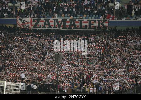 LE CAIRE, ÉGYPTE - 10 février 2023 - les fans de Zamalek SC lors du match de groupe de la Ligue des champions de la CAF entre Zamalek SC et CR Belouizdad au Stade international du Caire, le Caire, Égypte. (Photo M.Bayyoumy/SSSI) crédit: Sebo47/Alamy Live News Banque D'Images