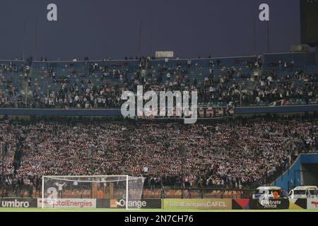 LE CAIRE, ÉGYPTE - 10 février 2023 - vue générale du stade et des fans de Zamalek SC lors du match de groupe de la Ligue des champions de la CAF entre Zamalek SC et CR Belouizdad au Stade international du Caire, le Caire, Égypte. (Photo M.Bayyoumy/SSSI) crédit: Sebo47/Alamy Live News Banque D'Images