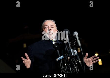 Washington DC, États-Unis. 10th févr. 2023. Luiz Inacio Lula da Silva, président du Brésil, arrive pour parler aux membres des médias après avoir rencontré le président Biden à la Maison Blanche à Washington, DC, Etats-Unis, vendredi, 10 février, 2023. Biden a accueilli Lula dans une démonstration de soutien à la démocratie brésilienne, secouée le mois dernier par une insurrection de droite semblable à l'invasion du Capitole des États-Unis en 2021. Photo par Andrew Harrer/UPI crédit: UPI/Alay Live News Banque D'Images