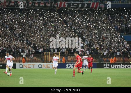 LE CAIRE, ÉGYPTE - 10 février 2023 - vue générale du stade et des fans de Zamalek SC lors du match de groupe de la Ligue des champions de la CAF entre Zamalek SC et CR Belouizdad au Stade international du Caire, le Caire, Égypte. (Photo M.Bayyoumy/SSSI) crédit: Sebo47/Alamy Live News Banque D'Images