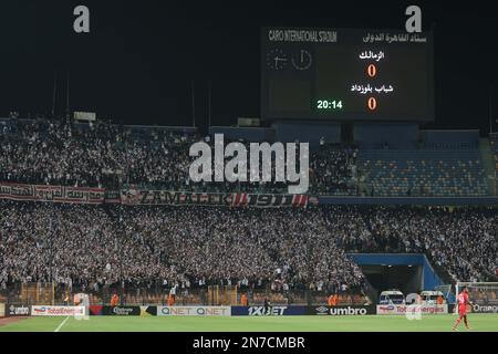 LE CAIRE, ÉGYPTE - 10 février 2023 - vue générale du stade et des fans de Zamalek SC lors du match de groupe de la Ligue des champions de la CAF entre Zamalek SC et CR Belouizdad au Stade international du Caire, le Caire, Égypte. (Photo M.Bayyoumy/SSSI) crédit: Sebo47/Alamy Live News Banque D'Images