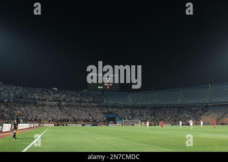 LE CAIRE, ÉGYPTE - 10 février 2023 - vue générale du stade et des fans de Zamalek SC lors du match de groupe de la Ligue des champions de la CAF entre Zamalek SC et CR Belouizdad au Stade international du Caire, le Caire, Égypte. (Photo M.Bayyoumy/SSSI) crédit: Sebo47/Alamy Live News Banque D'Images