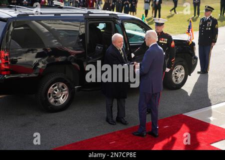 Washington, DC, États-Unis. 10th févr. 2023. Le président des États-Unis Joe Biden salue Luiz Inacio Lula da Silva, président du Brésil, à l'extérieur de la Maison Blanche à Washington, DC, États-Unis, le vendredi 10 février, 2023. Biden accueille Lula pour une démonstration de soutien à la démocratie brésilienne, secouée le mois dernier par une insurrection de droite semblable à l'invasion du Capitole des États-Unis en 2021. Crédit : Andrew Harrer/Pool via CNP/dpa/Alay Live News Banque D'Images