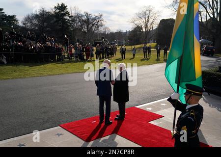 Washington, DC, États-Unis. 10th févr. 2023. Le président des États-Unis Joe Biden salue Luiz Inacio Lula da Silva, président du Brésil, à l'extérieur de la Maison Blanche à Washington, DC, États-Unis, le vendredi 10 février, 2023. Biden accueille Lula pour une démonstration de soutien à la démocratie brésilienne, secouée le mois dernier par une insurrection de droite semblable à l'invasion du Capitole des États-Unis en 2021. Crédit : Andrew Harrer/Pool via CNP/dpa/Alay Live News Banque D'Images