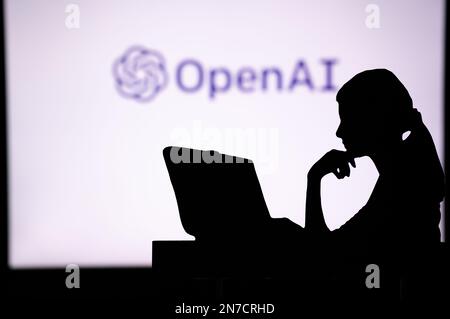 JAPON, TOKYO. 30 JANVIER 2023 : ai ouvert. Le pouvoir du progrès : une femme à l'aide du développement numérique Banque D'Images