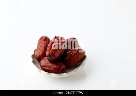 Jujube rouge séché isolé sur la table blanche. Copier l'espace pour le texte Banque D'Images