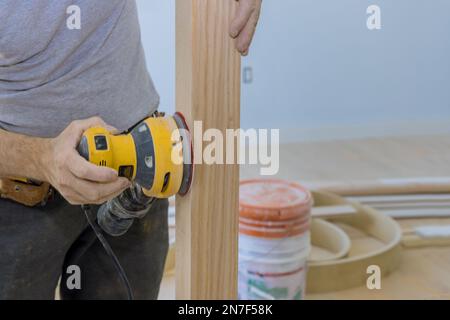 Cage de garde-corps en bois pour escalier dans nouvelle maison Banque D'Images