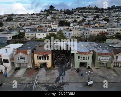 San Francisco, États-Unis. 10 février 2023. Des flammes ont englouti une maison après une explosion explosive jeudi matin, attirant environ 100 pompiers et des dizaines de spectateurs sur le 1700 bloc de 22nd Avenue, piégeant et tuant une personne à l'intérieur, et nivelant la structure. Selon le département de police de San Francisco, un résident de 53 ans de la SF a été arrêté pour homicide involontaire et fabrication de drogue pour avoir participé à l'explosion de sa maison. Paul Kuroda/Alay Live News Banque D'Images
