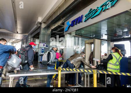 Mexico, Central de Autobuses del Norte, gare routière du Nord, passagers, valises à bagages, contrôle scanner de sécurité, ligne de bus ETN Turi Star Banque D'Images