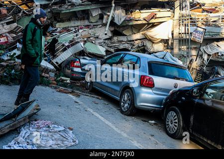 Hatay, Turquie. 2nd janvier 2020. Un homme regarde les voitures nausérées de gravats à la suite du tremblement de terre. La Turquie a connu le plus grand tremblement de terre de ce siècle dans la zone frontalière avec la Syrie. Le tremblement de terre a été mesuré à une magnitude de 7,7. Le tremblement de terre de 5th. Les pertes augmentent régulièrement de jour en jour. (Credit image: © Murat Kocabas/SOPA Images via ZUMA Press Wire) USAGE ÉDITORIAL SEULEMENT! Non destiné À un usage commercial ! Banque D'Images