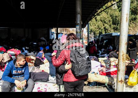 Hatay, Turquie. 1st janvier 2020. Deux personnes s'embrassent dans la zone de secours. La Turquie a connu le plus grand tremblement de terre de ce siècle dans la zone frontalière avec la Syrie. Le tremblement de terre a été mesuré à une magnitude de 7,7. Le tremblement de terre de 5th. Les pertes augmentent régulièrement de jour en jour. (Credit image: © Murat Kocabas/SOPA Images via ZUMA Press Wire) USAGE ÉDITORIAL SEULEMENT! Non destiné À un usage commercial ! Banque D'Images