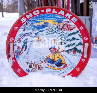 Soucoupe à neige en métal vintage Sno-Flake avec poignées pour glisser sur l'exposition annuelle 18th de Vinffest, Musée Gammelgarden, Scandia, Minnesota, États-Unis. Banque D'Images