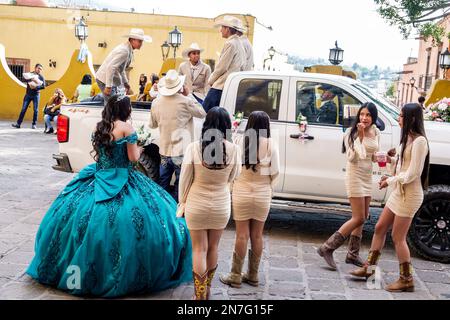 San Miguel de Allende Guanajuato Mexique, Historico Centre historique Zona Centro, à thème invités portant cowboy chapeau chapeaux sombrero sombreros, qu Banque D'Images