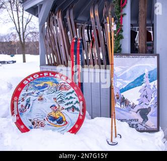 Soucoupe à neige en métal Sno-Flake d'époque, bâtons de ski et skis, et affiche au belvédère du parc Barton Johnson pour le festival annuel 18th de Scandia, Minn Banque D'Images